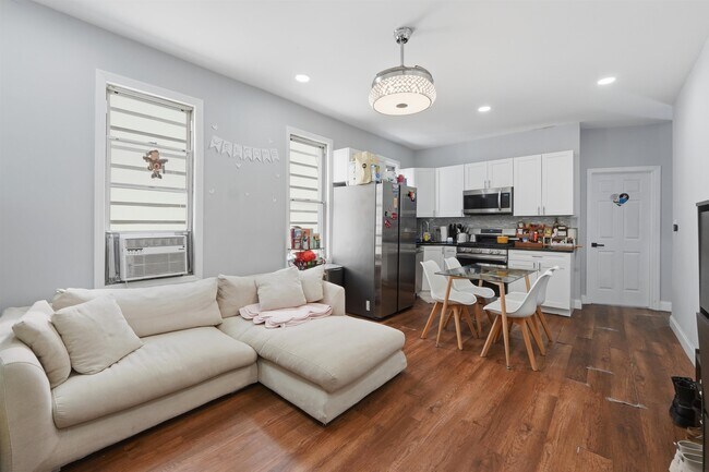 Building Photo - 17 Troy St