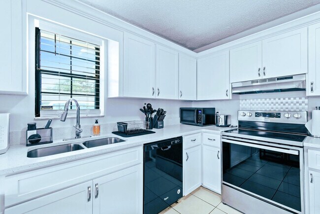 Building Photo - 9130 E Highland Pines Blvd