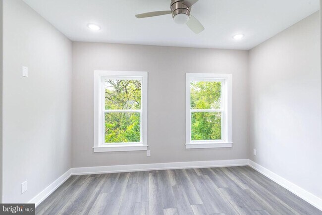 Building Photo - 103 E Duval St