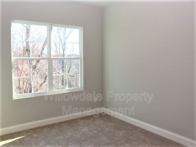 Building Photo - 904 Laurel Gate Dr