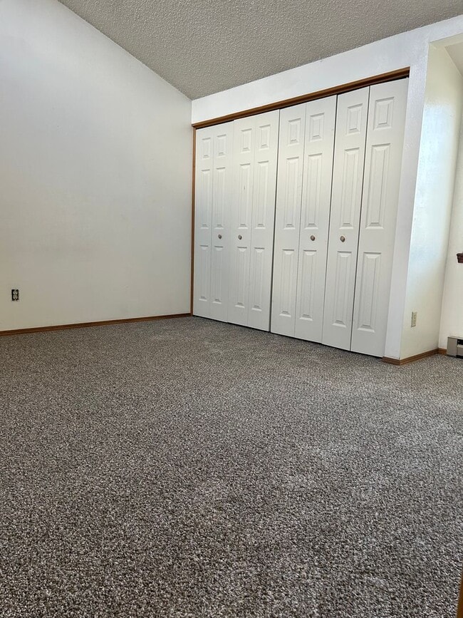 Building Photo - 2 Bedroom 2 Bathroom Townhome In Village S...