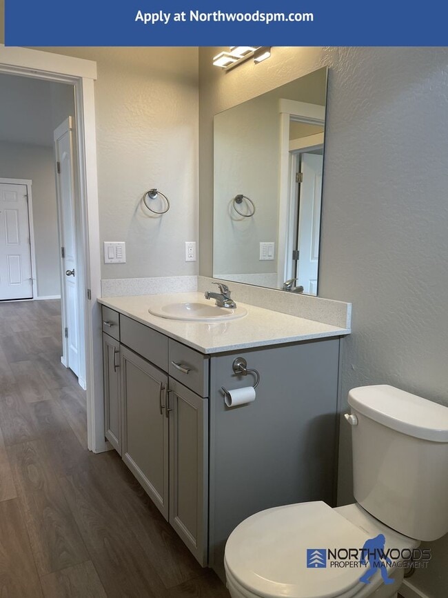 Building Photo - Very Nice 2 Bedroom 1 Bath Upstairs Apartment****$500.00 OFF FIRST MONTHS RENT******Move In Special