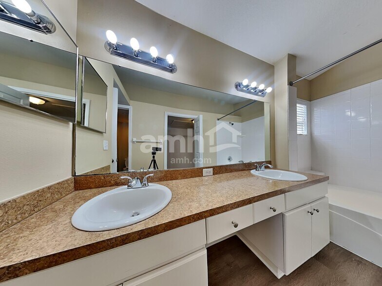 Building Photo - 828 Rocky Mountain Ct