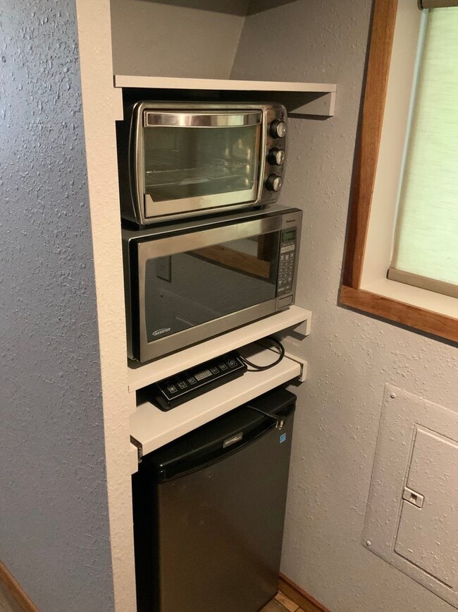 Building Photo - Studio "Tiny Home" in SE Eugene