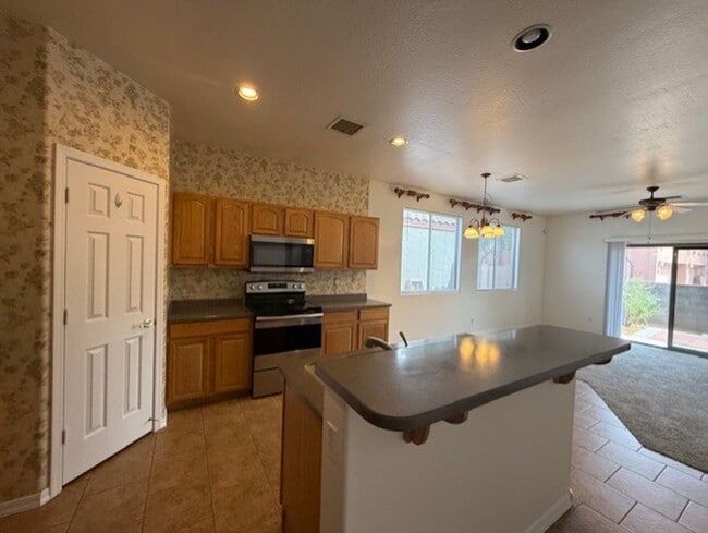 Building Photo - REDUCED!! 3 Bed 2 Bath Available Now!! Con...