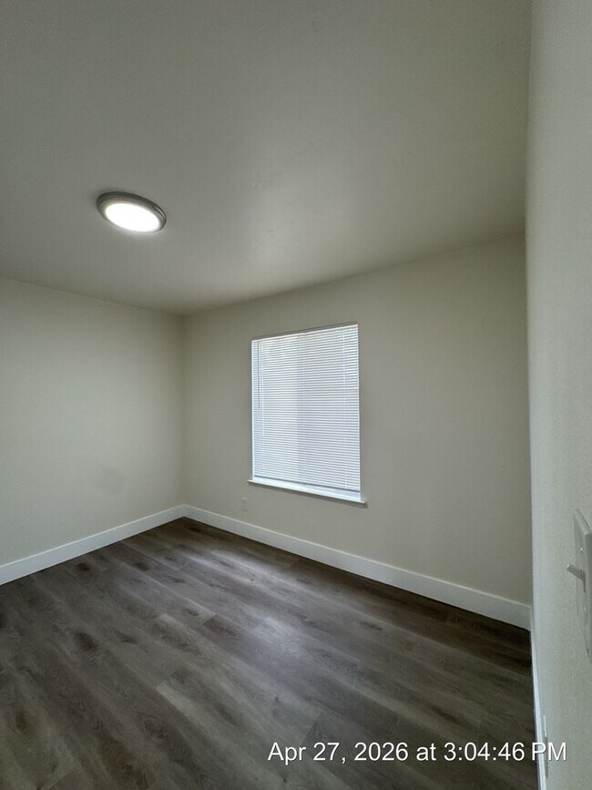 Building Photo - 2 Bedroom 1 Bath unit rent ready!