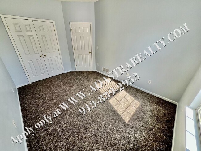 Building Photo - Beautiful Gardner Townhome-Available in MAY!!