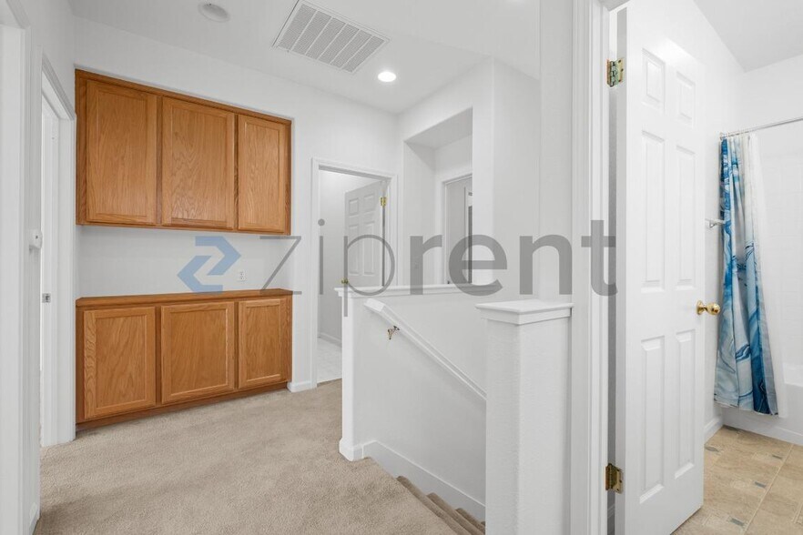Building Photo - Unit