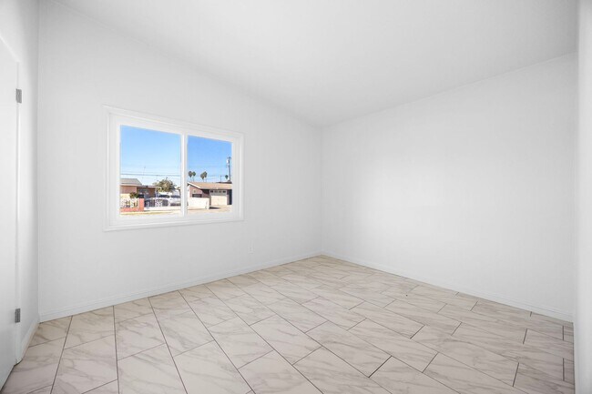 Building Photo - 3 Bedroom Duplex with Washer Dryer