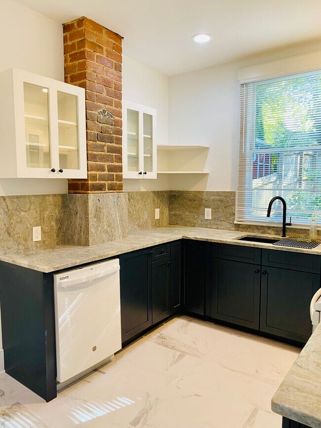 Building Photo - Beautifully Renovated 2bdrm/1.5bth Row House Located in Historic Church Hill!!