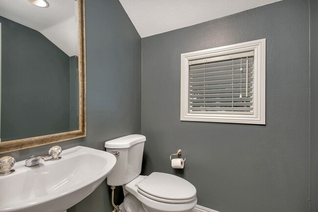 Building Photo - Modern Comfort in a Prime Location – 2BR Townhome with Garage & Community Amenities