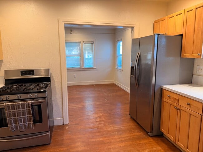 Building Photo - Cute home in Ventura Avenues includes garage for storage and a parking spot