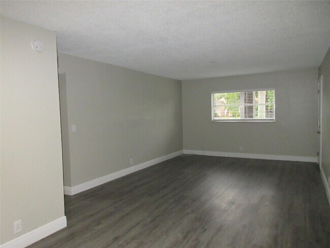 Building Photo - 4280 Woodside Dr