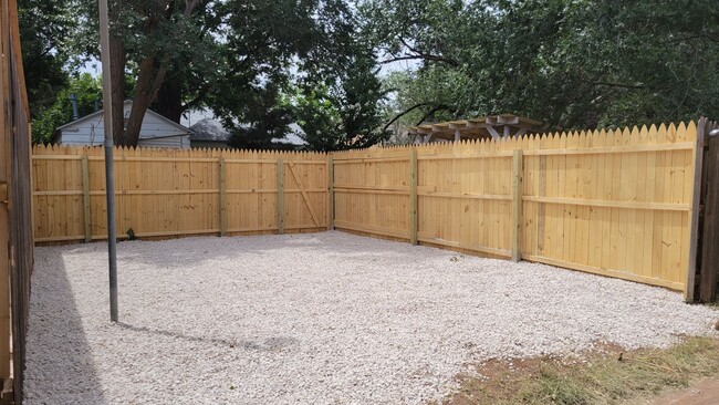 Building Photo - PRE-LEASING FOR September! Quiet Quaint Pr...