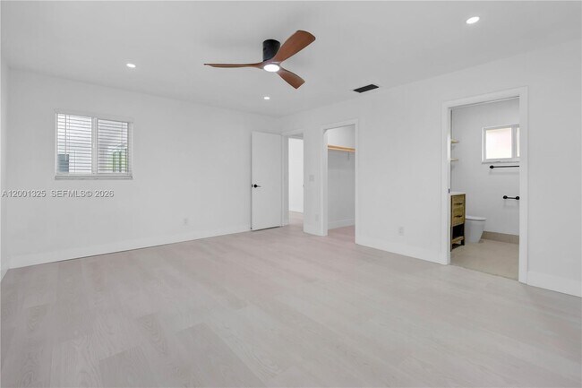 Building Photo - 9125 SE Karin St