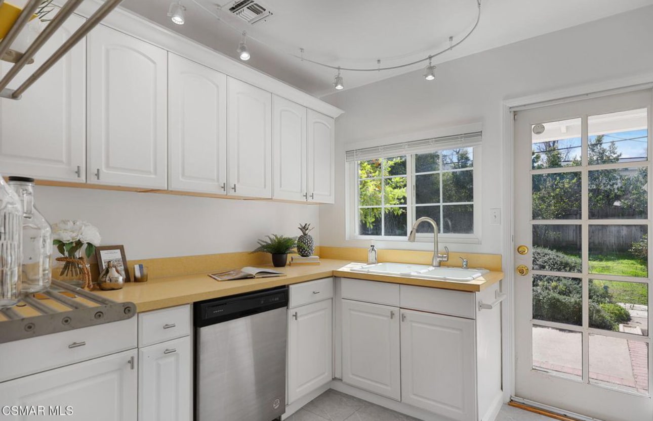 Building Photo - 18020 Collins St