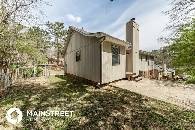 Building Photo - 813 7 Springs Dr