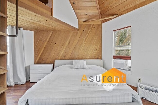Building Photo - Amazing Fully Renovated Custom Furnished H...