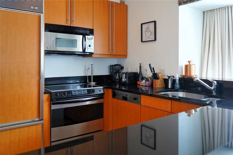 Building Photo - 1435 Brickell Ave