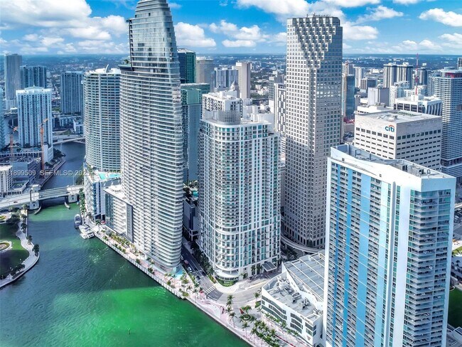 Building Photo - 300 S Biscayne Blvd