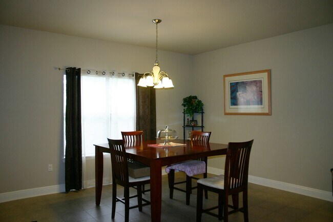 Building Photo - Great South Crestview Location!