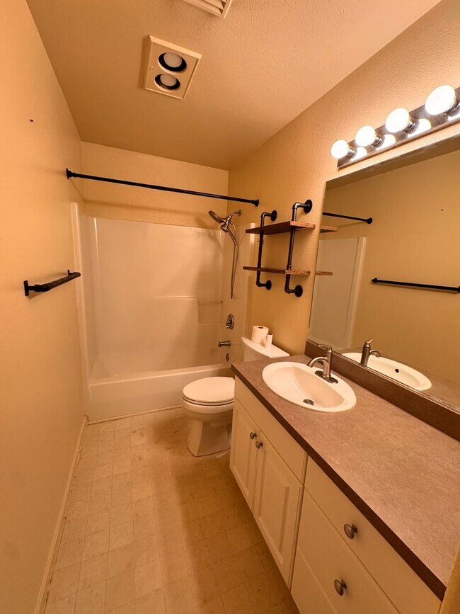 Building Photo - 106 Umpqua View Dr