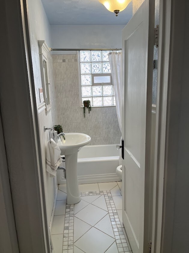 Main floor bathroom - 3711 Newton St