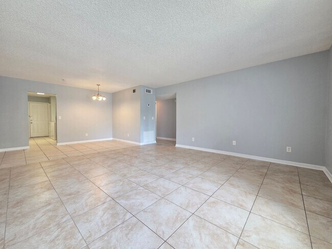 Building Photo - 605 Northlake Blvd