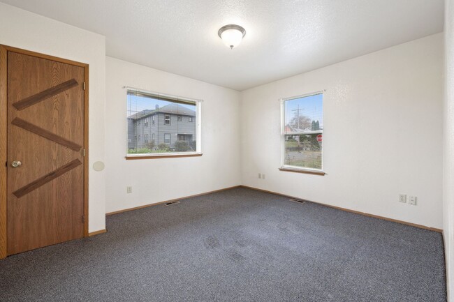 Building Photo - MOVE IN READY! 2 bed 1 bath downtown Olympia!