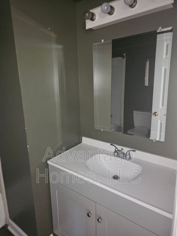 Building Photo - 827 N 70th Terrace