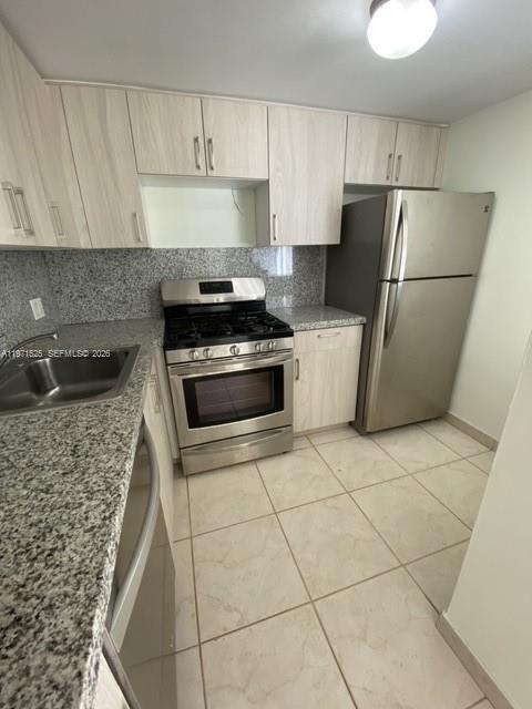 Building Photo - 2539 S Bayshore Dr