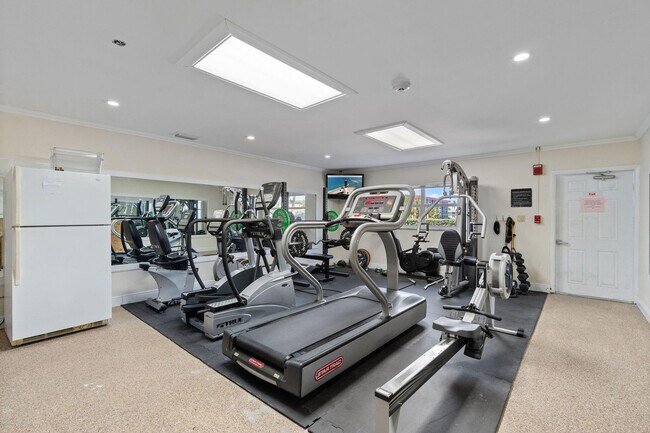 Building Photo - 1160 Hillsboro Mile