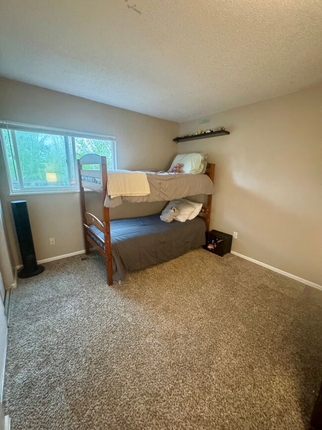 Building Photo - 3 bedroom/2 bath Centrally Located home in...