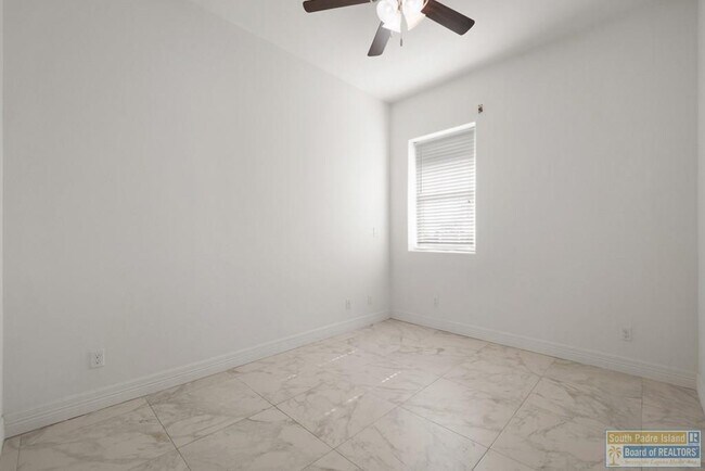 Building Photo - 110 E Retama St