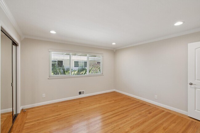 Building Photo - Luxury Apartment Available in gated Community downtown Palo Alto!