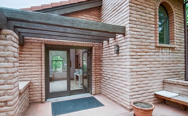 Building Photo - Updated 2 bed 2 bath Plus Office (Or Third...