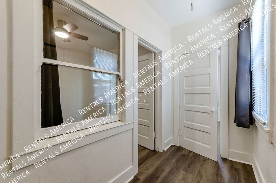 Building Photo - 826 E 6th St