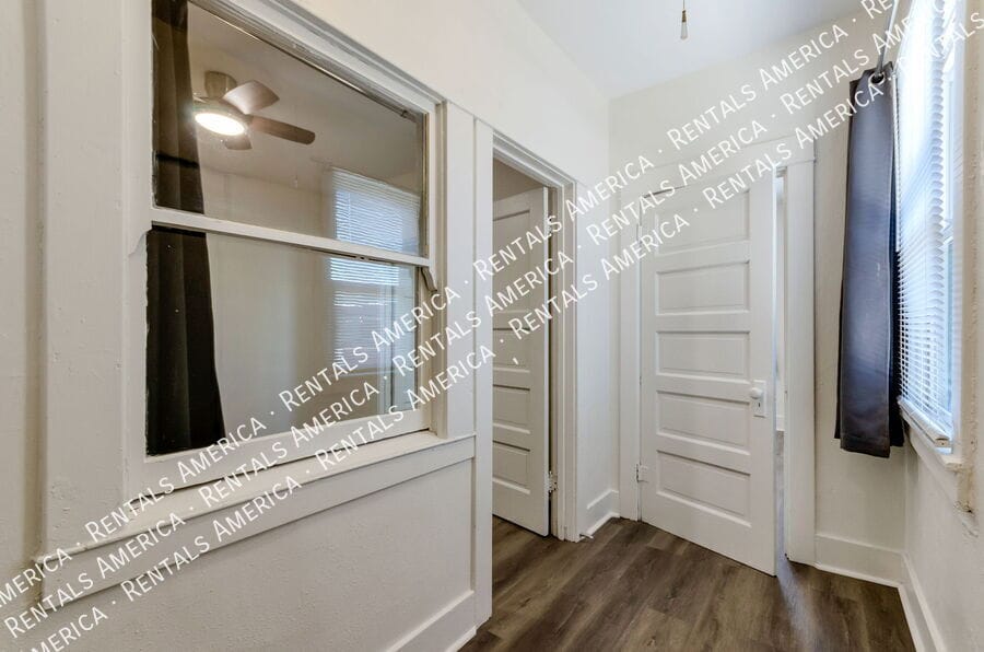 Building Photo - 826 E 6th St