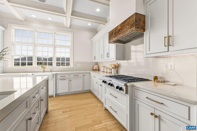 Building Photo - 585 Ragged Mountain Dr