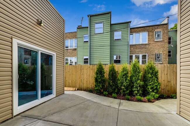 Building Photo - 5050 N Ridgeway Ave