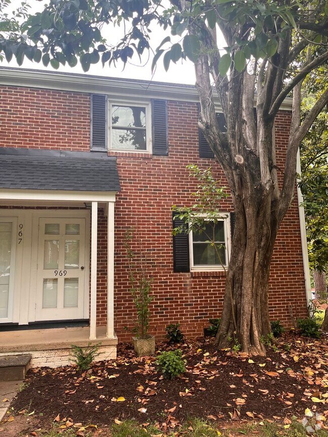 Building Photo - Lovely 2-Bedroom Townhouse in Heart of Ral...