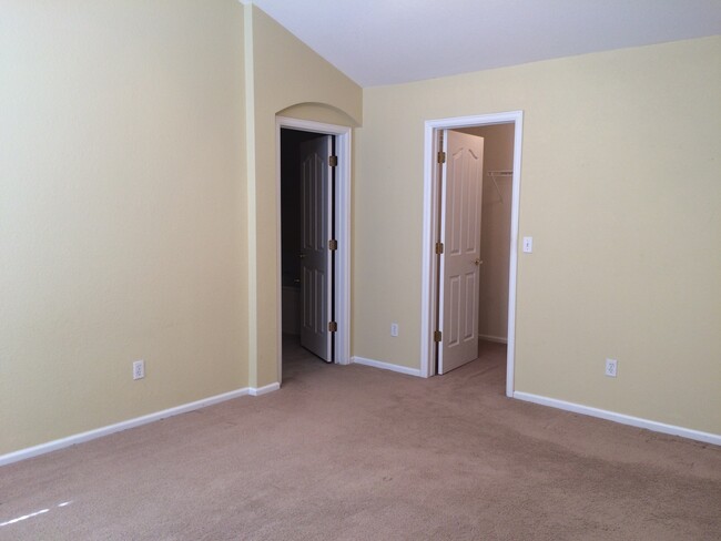 Building Photo - Beautiful 2B Condo in Lafayette's Autumn R...