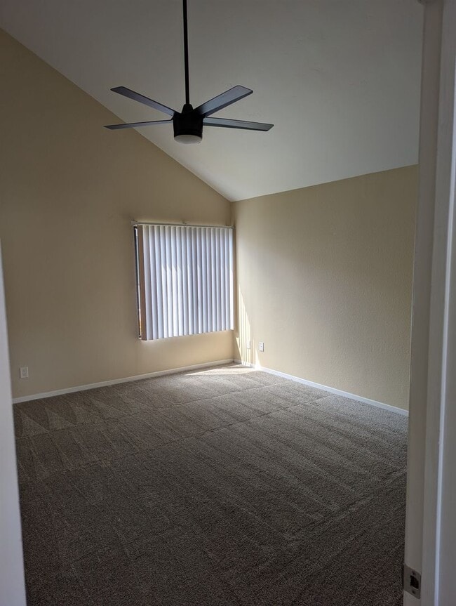 Building Photo - 2 Bed/2.5 Bath Townhouse w/2 Car Attached ...