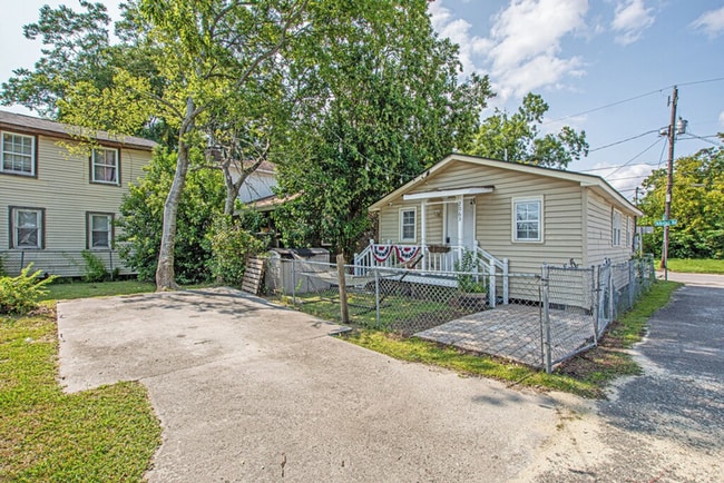 Building Photo - 2063 Arbutus Ave