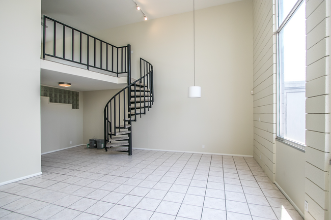 Building Photo - 2BR/2BA Loft Townhome 7th Ave/Camelback, $...