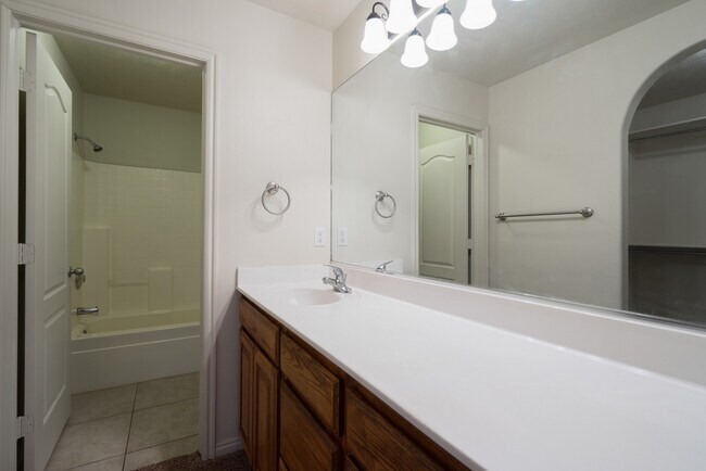 Building Photo - Open Five bedroom, three bath townhome for...