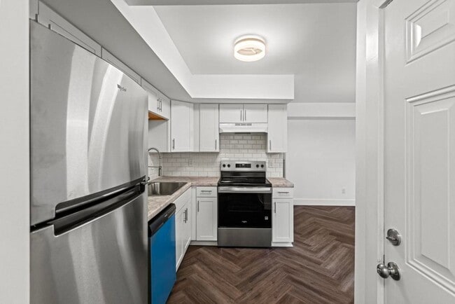 Building Photo - Completely Remodeled 2BR/1.5BA Townhome – City Convenience!