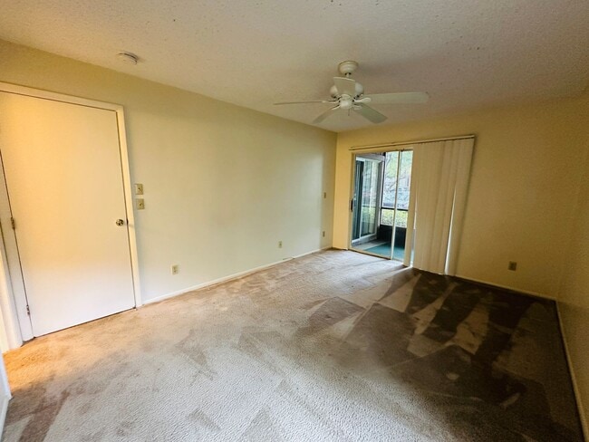 Building Photo - Stunning 1 Bedroom Condo in Pet-Friendly A...