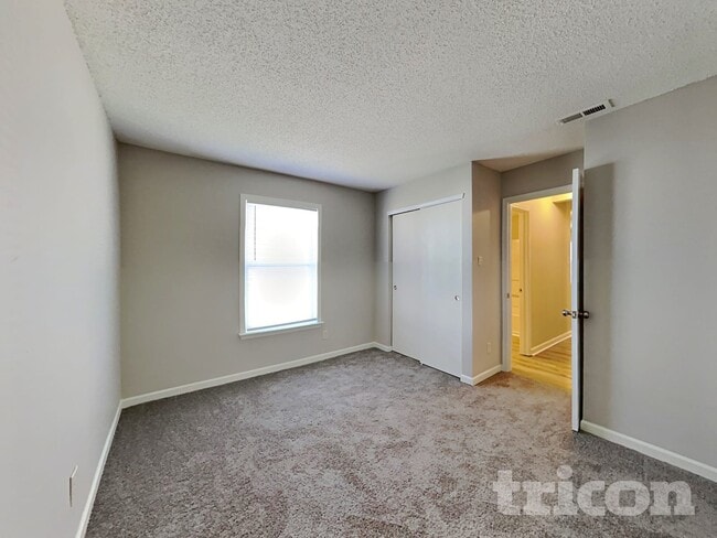 Building Photo - 940 Ravine Dr