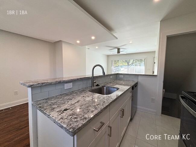 Building Photo - Renovated 1 Bed + Den Townhome in South Plaza